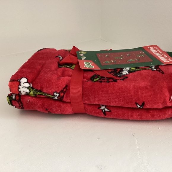NWT PACK OF TWO GRINCH HAND TOWELS IN RED COLOR 16”x26” - Picture 7 of 9